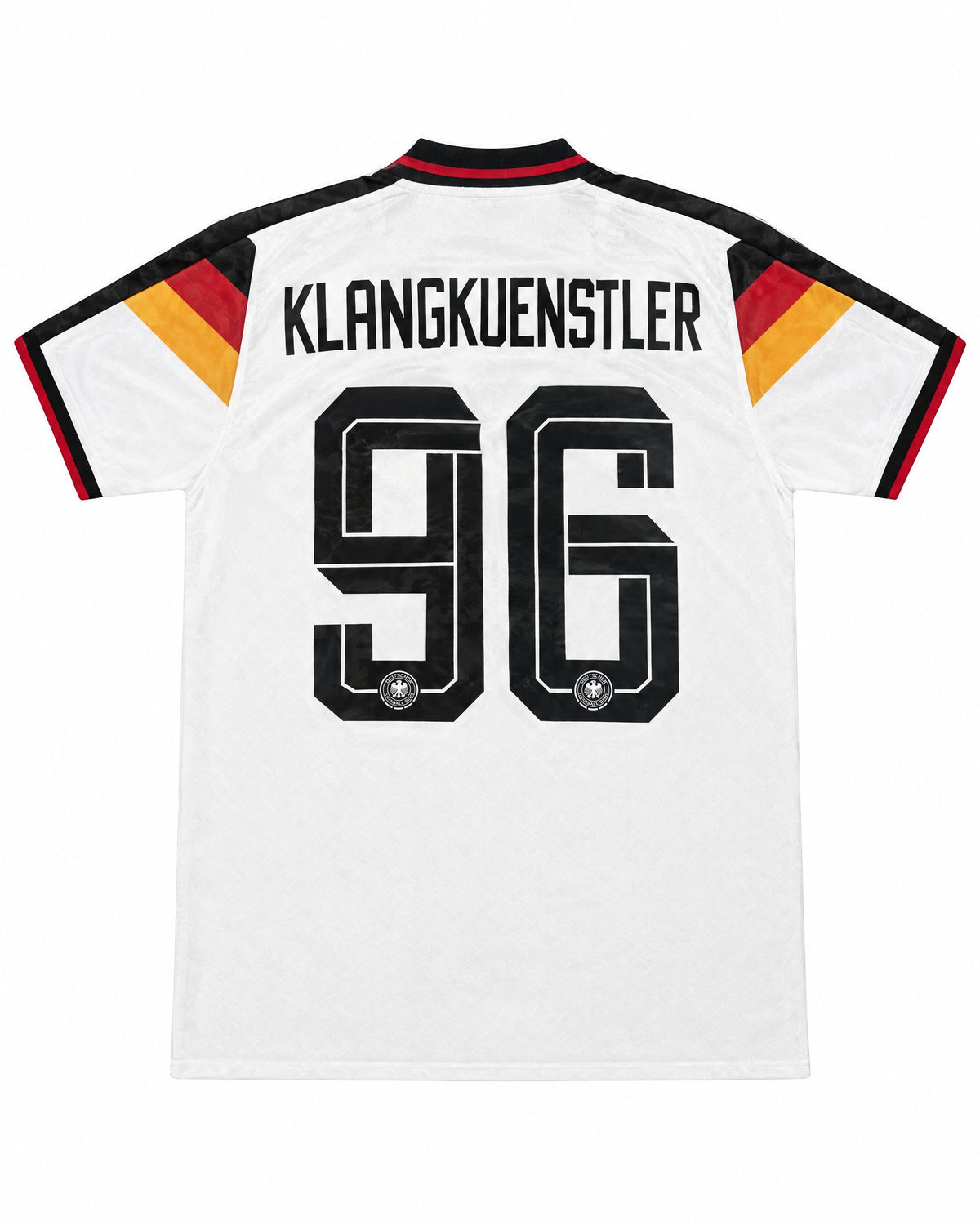 Espalda de la camiseta blanca Alemania retro 1990 con el nombre Klangkuenstler y el número 96 en negro