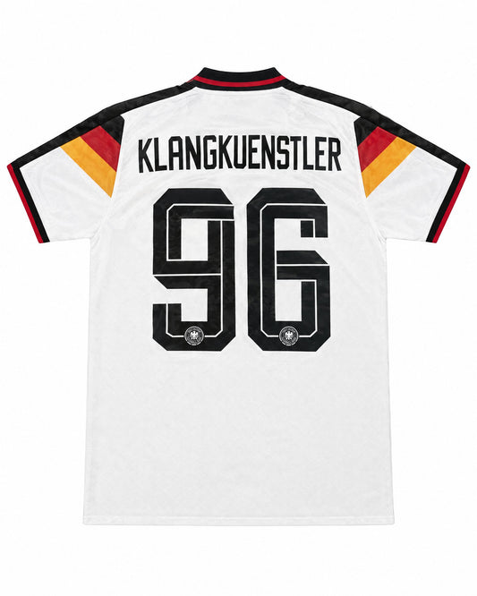 Espalda de la camiseta blanca Alemania retro 1990 con el nombre Klangkuenstler y el número 96 en negro
