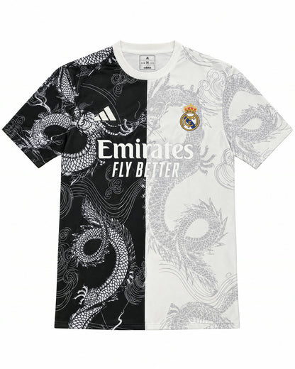 Frontal de la camiseta Real Madrid edición dragón blanca y negra, escudo y patrocinador Emirates