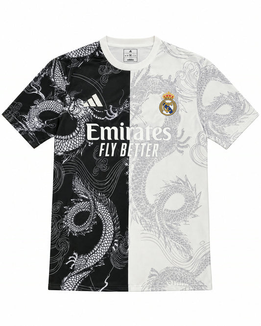 Frontal de la camiseta Real Madrid edición dragón blanca y negra, escudo y patrocinador Emirates