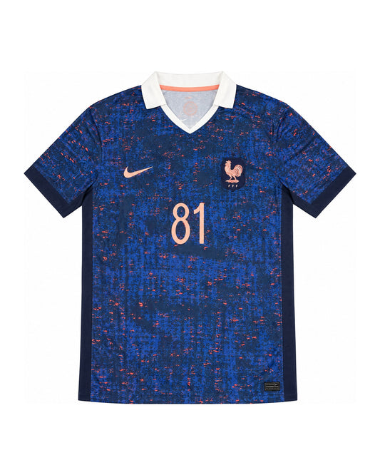 Frontal de la camiseta azul marino de Francia con textura coral, gallo FFF y cuello polo blanco