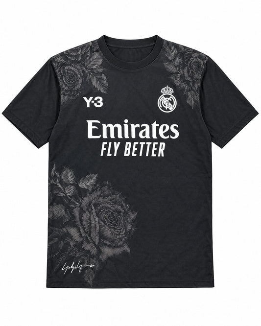Frontal de la camiseta negra Real Madrid Y-3 con rosas, logo Y-3, escudo y patrocinador Emirates