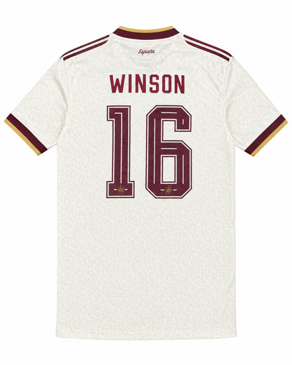 Espalda de la camiseta blanco roto España away con el nombre Winson y el número 16 en granate