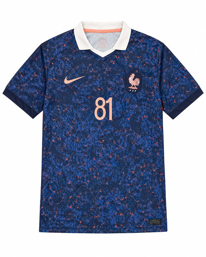 Frontal de la camiseta azul marino Francia away con textura coral, gallo FFF y cuello polo blanco