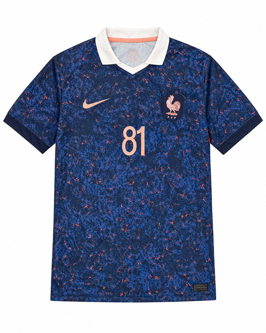 Frontal de la camiseta azul marino Francia away con textura coral, gallo FFF y cuello polo blanco