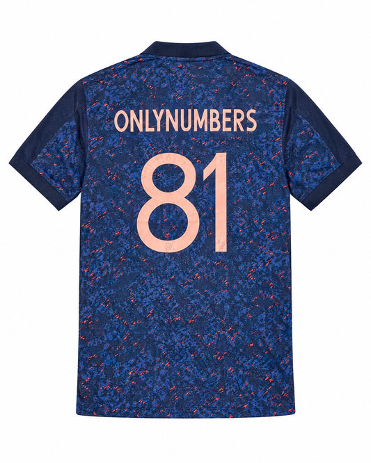 Espalda de la camiseta azul marino Francia away con el nombre Onlynumbers y el número 81 en coral