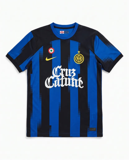 Frontal de la camiseta Inter azul y negra con el texto gótico Cruz Cafuné, escudo del Inter y logo Nike