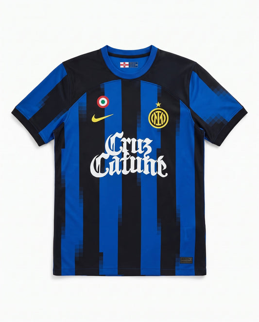 Frontal de la camiseta Inter azul y negra con el texto gótico Cruz Cafuné, escudo del Inter y logo Nike