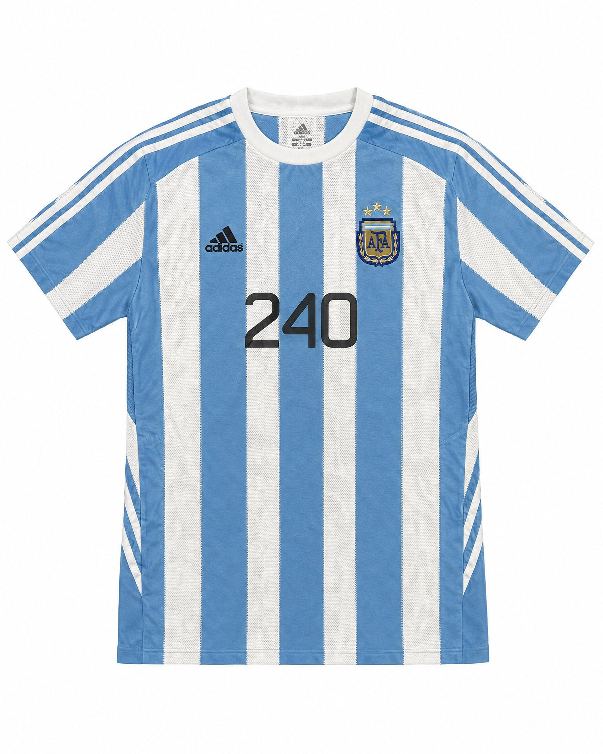 Frontal de la camiseta Argentina celeste y blanca con escudo AFA, logo adidas y número 240