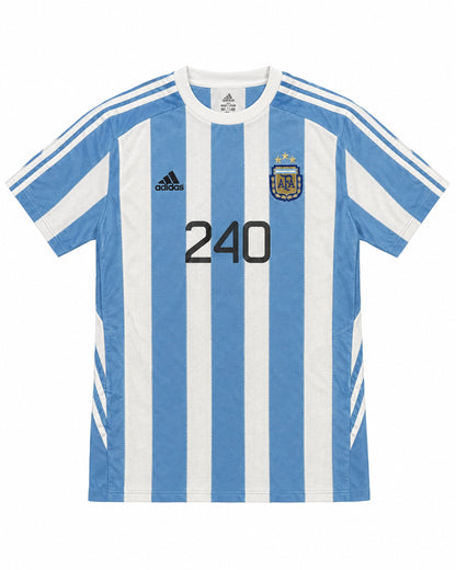 Frontal de la camiseta Argentina celeste y blanca con escudo AFA, logo adidas y número 240