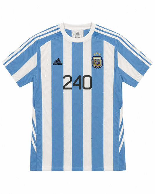 Frontal de la camiseta Argentina celeste y blanca con escudo AFA, logo adidas y número 240