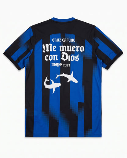 Espalda de la camiseta Inter azul y negra con el texto gótico Me muero con Dios, Cruz Cafuné, Mayo 2023 y dos tiburones