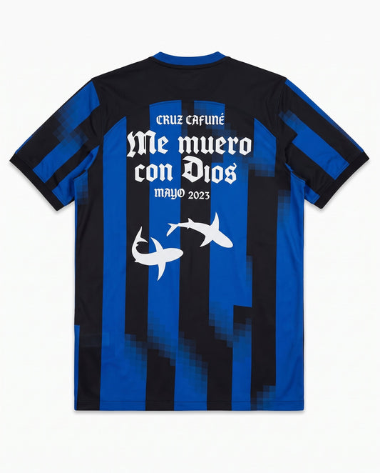 Espalda de la camiseta Inter azul y negra con el texto gótico Me muero con Dios, Cruz Cafuné, Mayo 2023 y dos tiburones