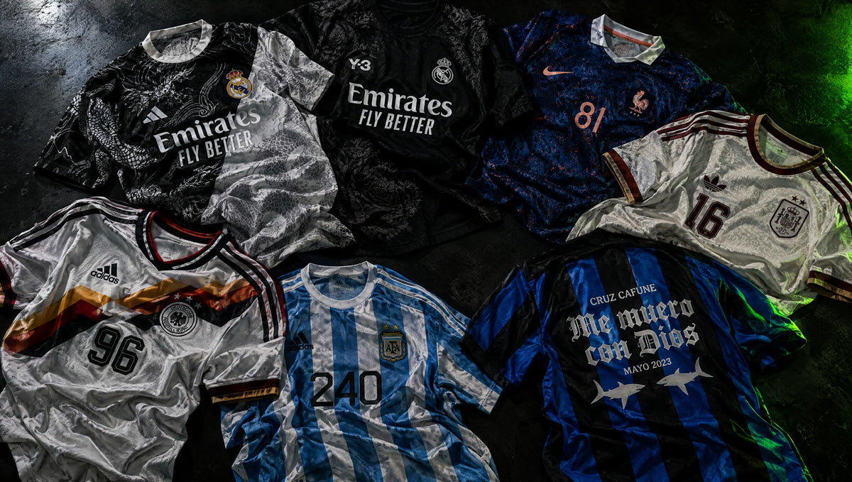 Camisetas de fútbol con nombres de DJs tiradas sobre un suelo de hormigón oscuro